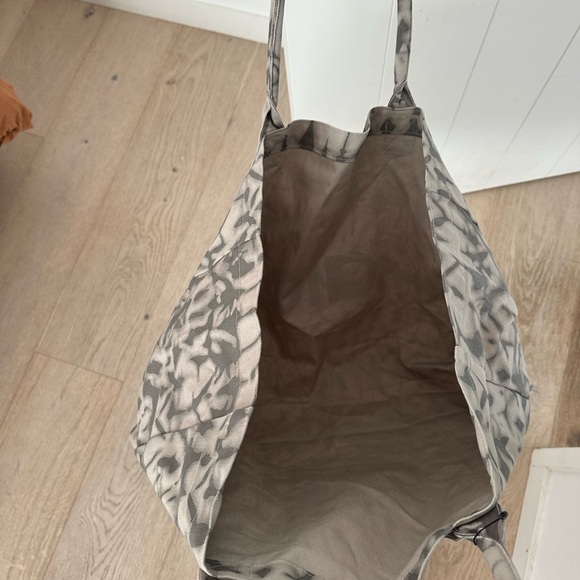 ALO Yoga Camouflage Gray Tote Bag - Picture 4 of 4